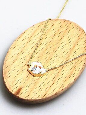 Kendra Scott necklace